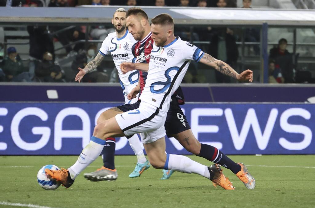 Futbalista Marko Arnautovič (uprostred) z Bologne a Milan Škriniar z Interu Miláno v súboji o loptu v dohrávke 20. kola talianskej Serie A FC Bologna - Inter Miláno 27. apríla 2022 v Bologni.