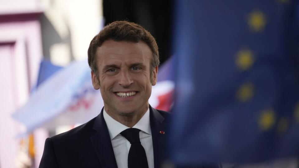 KK14 Figeac - L'actuel président français et candidat à la présidentielle Emmanuel Macron prend la parole lors de la campagne du 22 avril 2022 dans la ville française de Figeac.  Le second tour de l'élection présidentielle française aura lieu le dimanche 24 avril. FOTO TASR / AP Le candidat centriste et président français Emmanuel Macron arrive à un rassemblement de campagne le vendredi 22 avril 2022 à Figeac, dans le sud-ouest de la France.  Emmanuel Macron affronte la challenger d'extrême droite Marine Le Pen lors du second tour de la présidentielle du 24 avril.  (AP