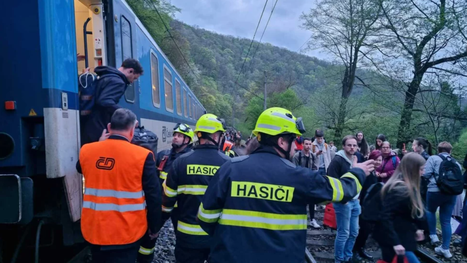 Vlak Eurocity narazil neďaleko Karlštejna do stromu a zablokoval trať