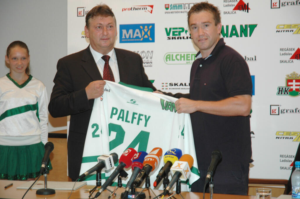 Žigmund Pálffy a primátor mesta Skalica Stanislav Chovanec predstavujú dres na tlačovej konferencii. Žigmund Pálffy v Skalici podpísal zmluvu s HK 36 Skalica. Skalica, 19. júl 2007.
Foto: SITA/Martin Medňanský