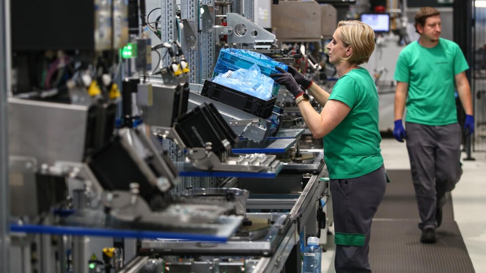 Spoločnosť Schaeffler otvorila v Kysuckom Novom Meste výskumné a vývojové centrum, ktoré vyvíja produkty a komponenty pre elektromobilitu a inteligentné podvozkové systémy. Na snímke zamestnanci počas pracovnej doby v priestoroch výrobnej haly závodu Schaeffler Kysuce vo štvrtok 29. júna 2023 v Kysuckom Novom Meste. FOTO TASR - Daniel Stehlík