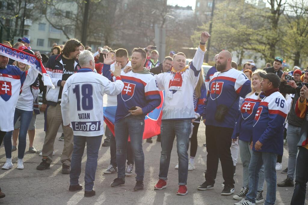 Slovenskí fanúšikovia sa aj pred zápasom proti Nemecku výborne bavili v okolí haly.