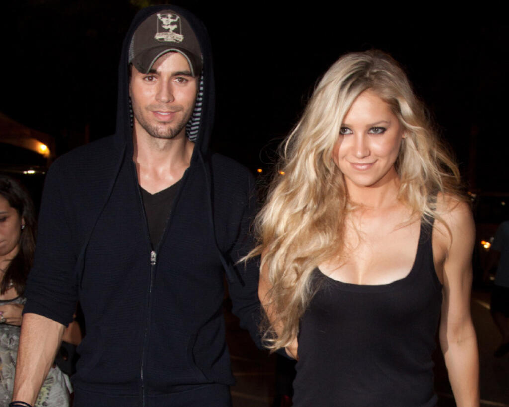 Už v roku 2001 sa Anna Kournikova stretla pri nakrúcaní videoklipuso spevákom Enriquem Iglesiasom. Medzi obomapreskočila vtedy iskra a s prestávkami a mnohými rozchodmisú spolu dodnes takmer 20.