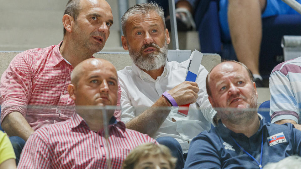 Na snímke Oto Brunegraf a Pavel Hapal v hľadisku počas zápasu Majstrovstiev Európy vo volejbale žien v D-skupine Slovensko – Bielorusko.