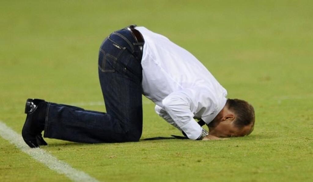Koncom augusta pod jeho vedením „belasí“ vyradili v Európskej lige slávny AS Rím. V prvom zápase jeho zverenci doma vyhrali 1:0 a v odvete senzačne remizoval v Ríme 1:1. Od šťastia vtedy kľačal na kolenách a bozkával zem.