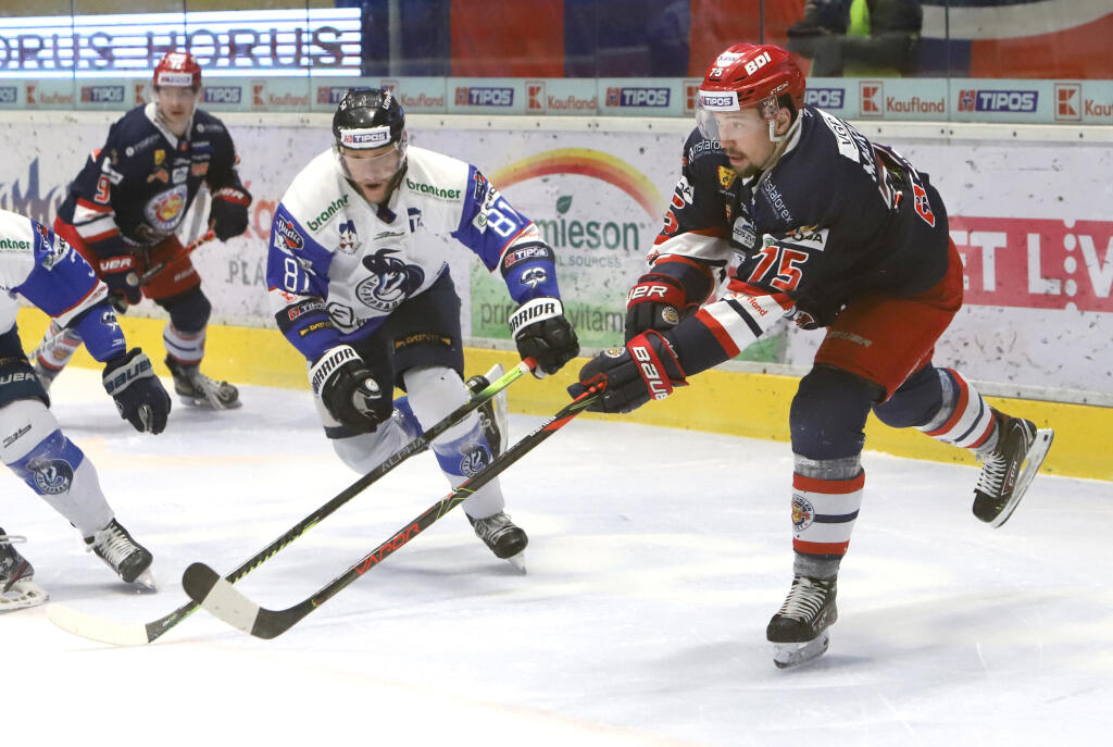 Na snímke zľava Lukáš Handlovský (Poprad) a Patrik Marcinek (Zvolen) v piatom zápase finále Kaufland Play off Tipos extraligy v hokeji HKM Zvolen - HK Poprad vo Zvolene 6. mája 2021. FOTO TASR - Ján Krošlák