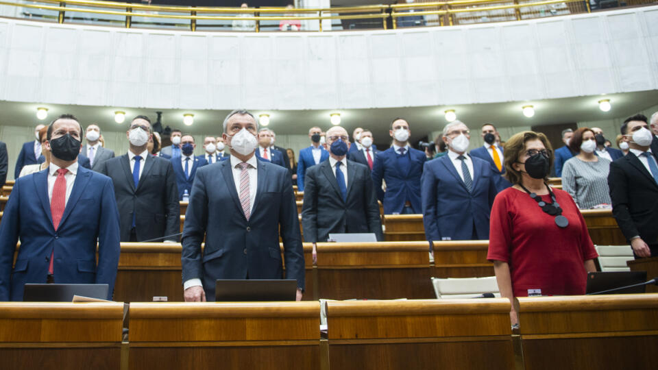 Na snímke poslanci Národnej rady SR si v úvode 55. schôdze parlamentu minútou ticha pripomenuli zosnulého bývalého kolegu za Smer-SD Jozefa Buriana v Bratislave 1. februára 2022 v Bratislave. FOTO TASR - Jakub Kotian