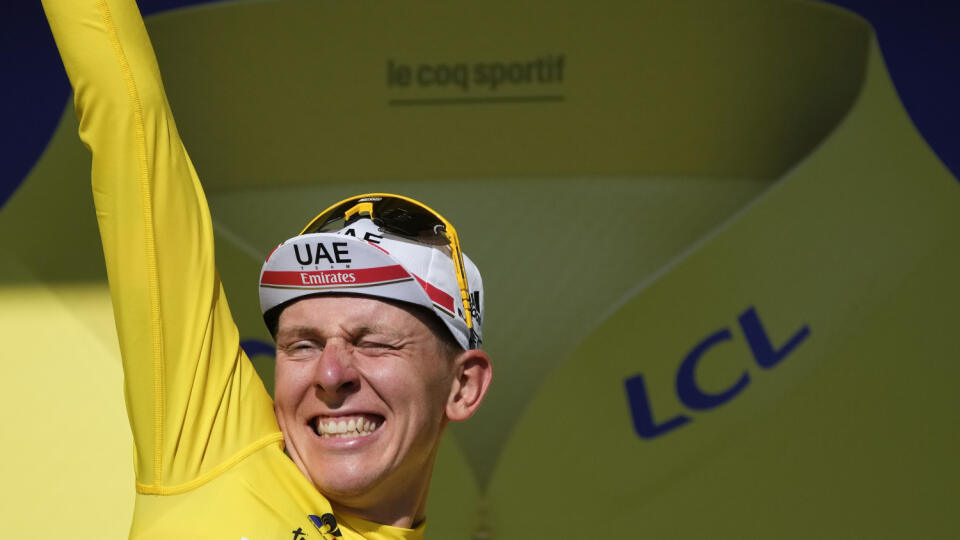 EBE 47 Saint-Emilion - Na snímke slovinský cyklista Tadej Pogačar (UAE-Team Emirates) obhájil prvenstvo na cyklistických pretekoch Tour de France. V 20. etape, ktorou bola individuálna časovka na 31 km, skončil so stratou 57 sekúnd na víťazného Belgičana Wouta van Aerta (Jumbo-Visma) v sobotu 17. júla 2021. FOTO TASR/AP
Slovenia's Tadej Pogacar, wearing the overall leader's yellow jersey, celebrates on the podium after the twentieth stage of the Tour de France cycling race, an individual time-