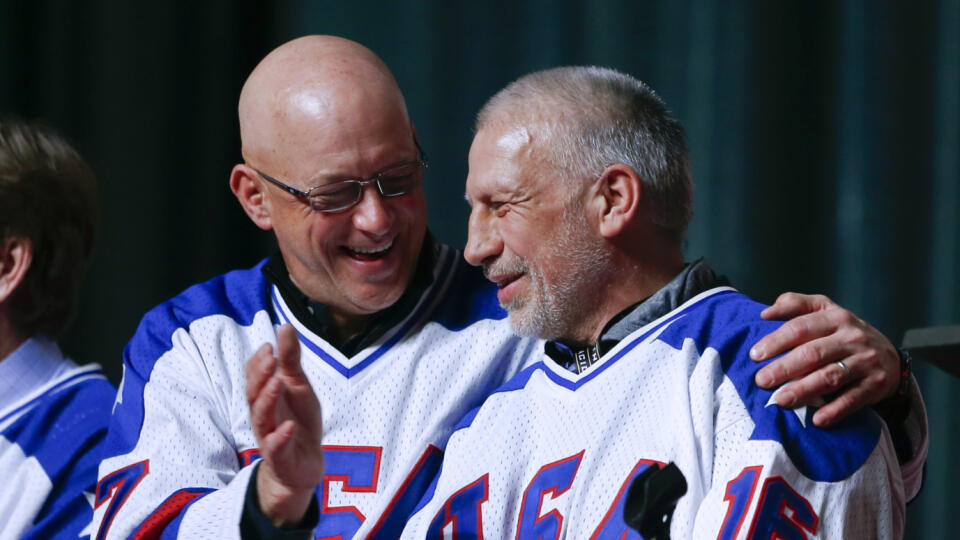 KK6 Lake Placid - Na archívnej snímke z 21. februára 2015 Jack O'Callahan (vľavo) a Mark Pavelic v americkom Lake Placide. Bývalý americký hokejista Mark Pavelich zomrel vo veku 63 rokov. Počas kariéry odohral v NHL 355 zápasov a nazbieral 329 bodov (137+192). Postupne si obliekal dresy New Yorku Rangers, Minnesoty North Stars a San Jose Sharks. V roku 1980 získal na ZOH v Lake Placid s reprezentáciou USA zlatú medailu, keď nazbieral na turnaji sedem bodov (1+6) v siedmich dueloch. FOTO TASR/AP