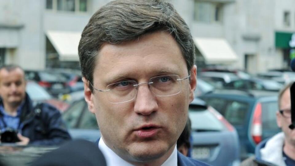 WA 22 Varšava - Ruský minister energetiky Alexander Novak odpovedá na otázky novinárov po rokovaniach zástupcov energetického sektora Ruska, Ukrajiny a Európskej únie vo Varšave 2. mája 2014. Rusko pohrozilo, že bude žiadať platby za plyn od Ukrajiny vopred. To znamená, že ak Kyjev v priebehu mája nezaplatí, od júna môže Rusko objem dodávok plynu znížiť. V tejto súvislosti komisár Európskej únie pre energetiku Günther Oettinger vyhlásil, že Európska únia chce jednotnú cenu za ruský plyn pre všet