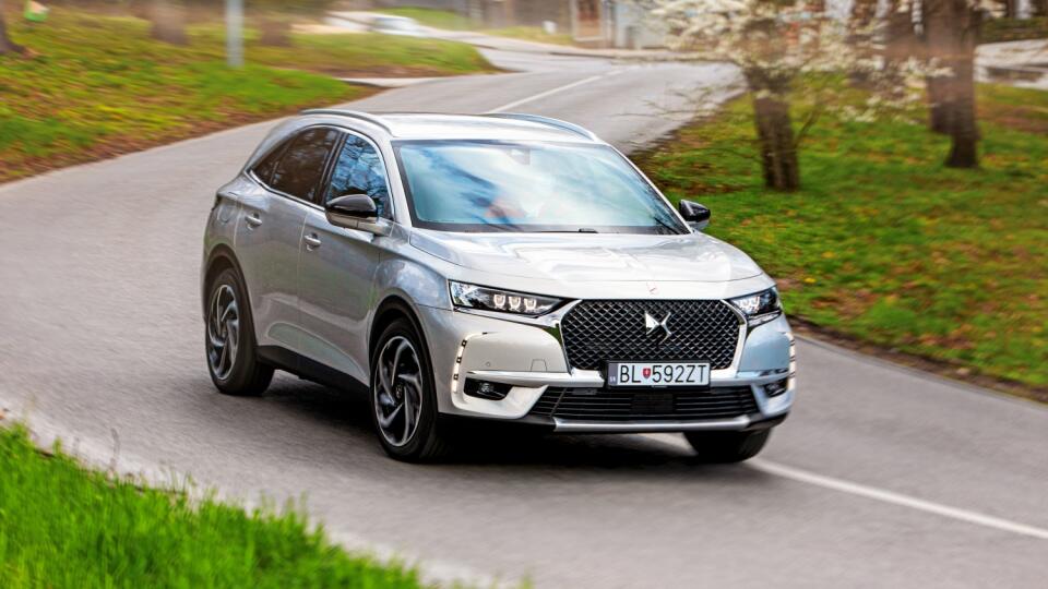 Luxus z Francúzska DS 7 CROSSBACK E-TENSE 4×4 sa predstavuje v perleťovosivom vyhotovení DS Inspiration RIVOLI.