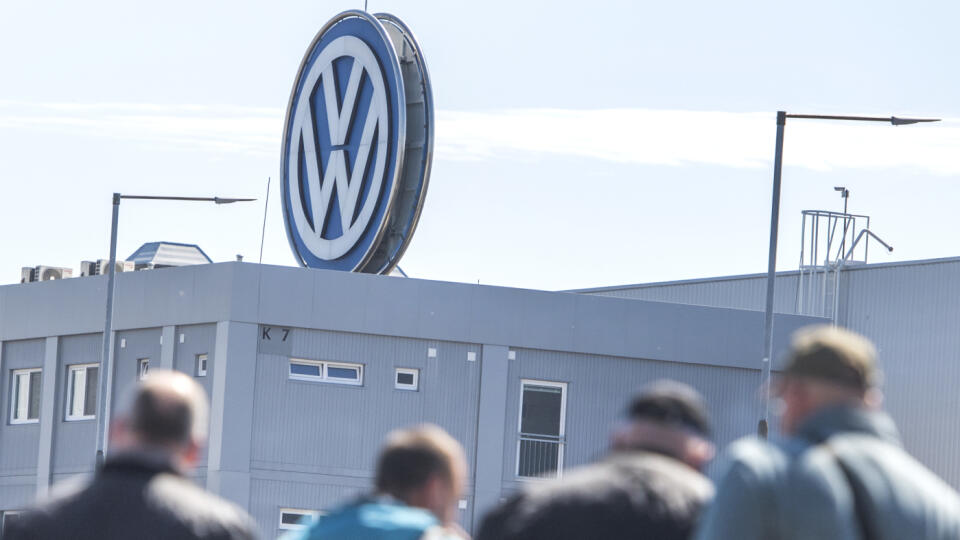 Na snímke zamestnanci automobilky Volkswagen Slovakia a.s. odchádzajú z práce po obnovení výroby v Bratislave 20. apríla 2020. Bratislavský Volkswagen od pondelka po niekoľkotýždňovej prestávke čiastočne obnovil výrobu automobilov. Bratislavský závod rozbehol v jednozmennej prevádzke za prísnych opatrení jeden zo segmentov vyrábajúcich SUV vozidlá. Firma prerušila výrobu 17. marca 2020 pre aktuálnu krízovú situáciu v súvislosti s novým koronavírusom. Automobilka sa rozhodla prerušiť výrobu aj z