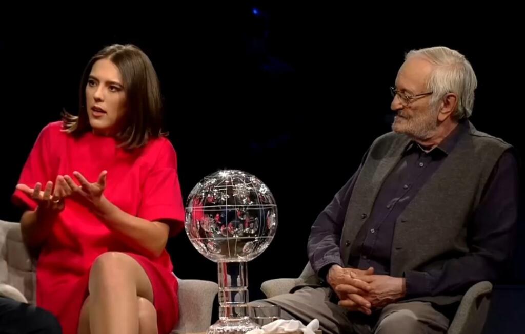 Vlhová prijala pozvanie do relácie RTVS Zlaté časy. Slovenská lyžiarka zažiarila v červených šatách a zlatých teniskách.