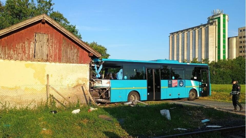 Nehoda v Ivanke pri Nitre, zrazil sa tu vlak s autobusom