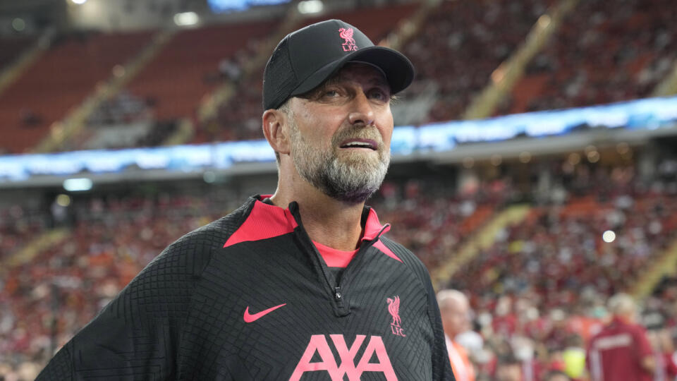 PK 30 Bangkok - Na snímke tréner FC Liverpoolu Jürgen Klopp počas prípravného zápasu Manchester United - FC Liverpool v thajskom Bangkoku 12. júla 2022. Hráči Manchestru United zvíťazili nad Liverpoolom 4:0. FOTO TASR/AP
Liverpool manager Jurgen Klopp arrives at Rajamangala national stadium during their pre-season kicks Manchester United vs Liverpool in Bangkok ,Thailand, Tuesday, July 12, 2022. (AP Photo/Sakchai Lalit)