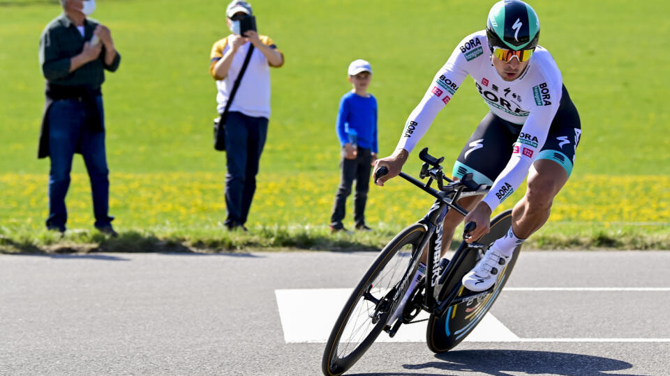 JB 13 Oron-la-Ville - Slovenský cyklista Peter Sagan z tímu Bora-Hansgrohe počas prológu cyklistických pretekov Okolo Romandie na trati Oron - Oron dlhej 4,05 km vo švajčiarskom meste Oron-la-Ville 27. apríla 2021. FOTO TASR/AP
Peter Sagan from Slovakia of team Bora-Hansgrohe in action during the prologue, a 4,05 km race against the clock at the 74th Tour de Romandie UCI ProTour cycling race in Oron-la-Ville, Switzerland, Tuesday, April 27, 2021. (Jean-Christophe Bott/Keystone via AP)