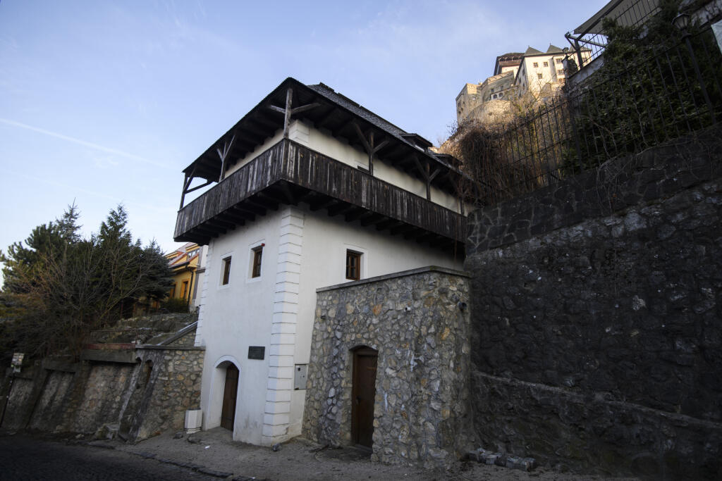 V Trenčíne sa nachádza tzv. Katov dom alebo Dom mestského kata. Podľa tradície patril tento príbytok mestskému katovi a zároveň bol mestskou väznicou. V stredoveku v ňom kruto mučili ľudí a o život v ňom prišlo aj veľa nevinných. Väznili tam i ženy obvinené z čarodejníctva. Zvláštne úkazy sa začali objavovať v lete 2005. Počas viacerých prehliadok sa prudko rozhojdala klada na mučenie, ktorá visela na lanku na stene.
