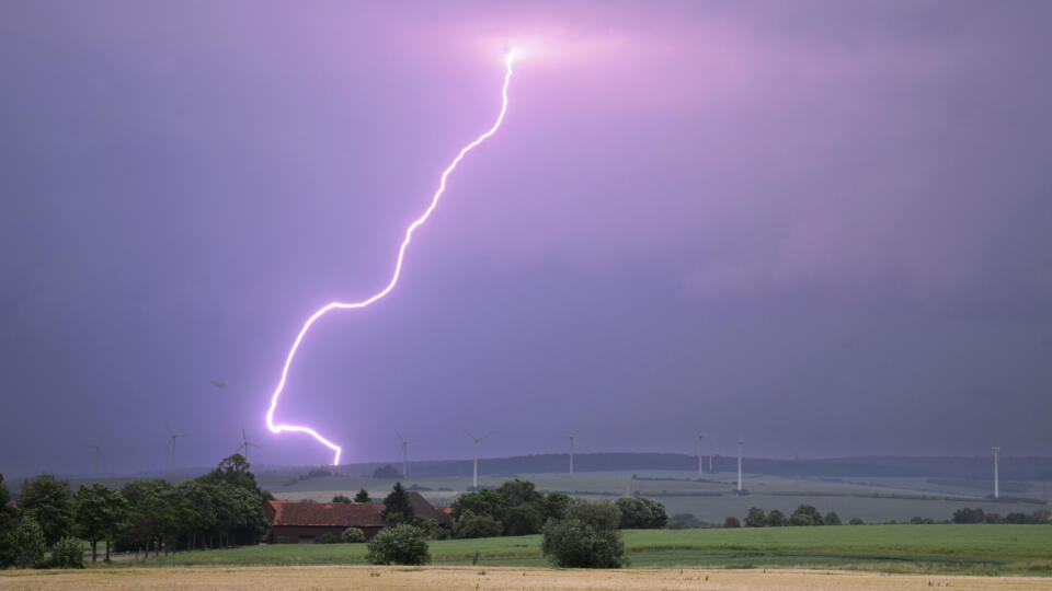 Búrky sa môžu v sobotu vyskytnúť vo všetkých okresoch Košického a Prešovského kraja, ale aj v Brezne a Revúcej. Meteorológovia pre dané lokality vydali výstrahu prvého stupňa. Platí do 20.00 h. Slovenský hydrometeorologický ústav (SHMÚ) o tom informoval na webe. (Ilustračné foto)