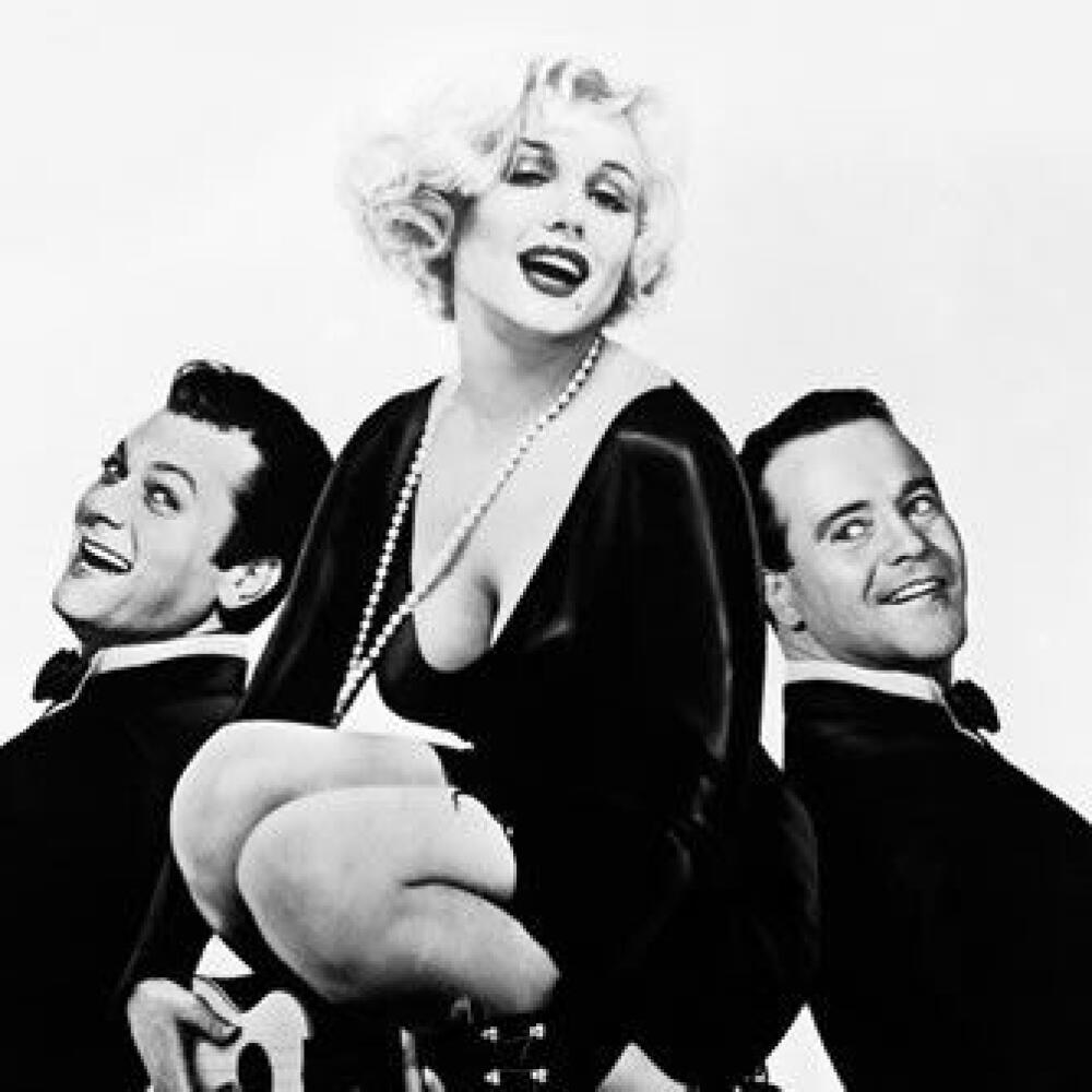 Tony Curtis a Jack Lemmon boli spolu s Marylin Monroe hlavnými hviezdami komédie Niekto to rád horúce.
