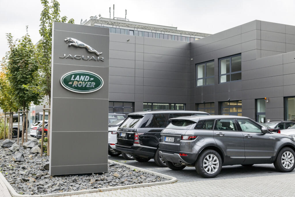 Frankfurt,,Germany,-,Circa,,2017:,Jaguar,,Land,Rover,Automobile,Dealership