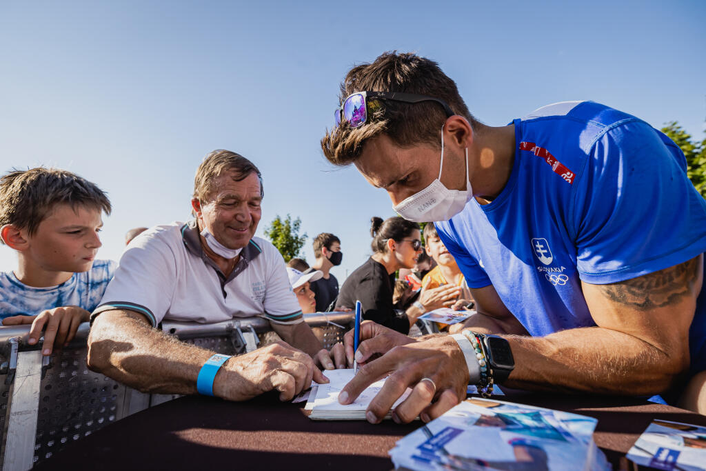 Autogramiády sa zhostil aj vodný slalomár Matej Beňuš.