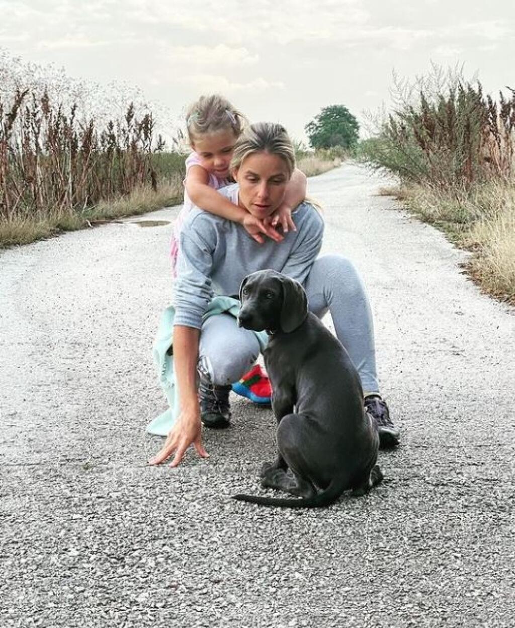 Nela Pocisková na jednej fotke dcéru Lianu skrýva, no na ďalšej ju hrdo ukáže do tváre.