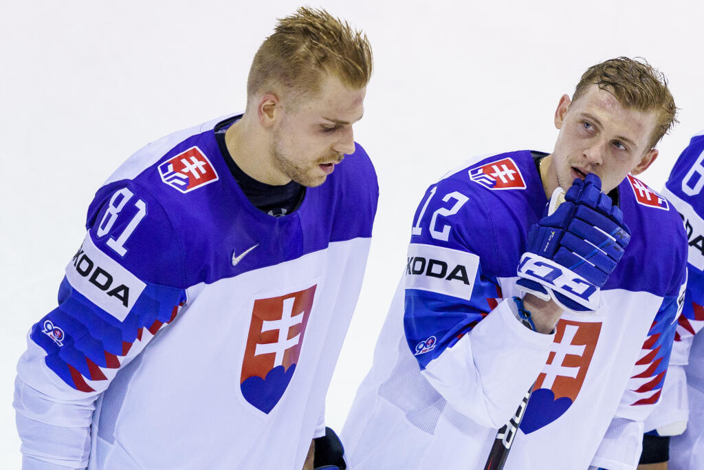 Na snímke Erik Černák a Dávid Bondra počas zápasu A skupiny Majstrovstiev sveta v ľadovom hokeji medzi Slovenskom a Veľkou Britániou.