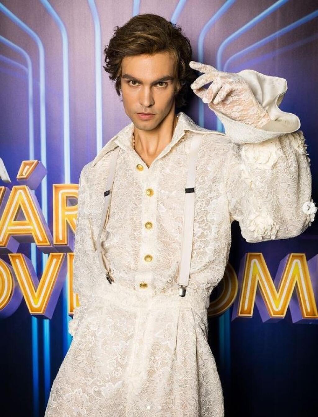 Adam Pavlovčin ako Harry Styles. Premena na jednotku, výkon tiež, len škoda, že sa nesnaží napodobniť aj hlas.