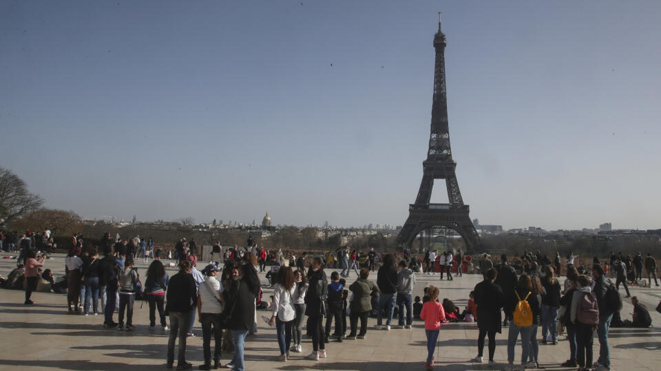 KK50 Paríž - Ľudia s ochrannými rúškami sa zhromažďujú na námestí Trocadero pred Eiffelovou vežou 24. februára 2021 v Paríži. Možno bude potrebné, aby Francúzsko zaviedlo nové lokálne obmedzenia, aby sa vyrovnalo so zhoršujúcou sa situáciou s ochorením Covid-19 v krajine, povedal v stredu novinárom hovorca francúzskej vlády Gabriel Attal. FOTO TASR/AP
People wearing wearing face masks to prevent the spread of coronavirus gathering at Trocadero plaza near Eiffel Tower in Paris, Wednesday, Feb. 24