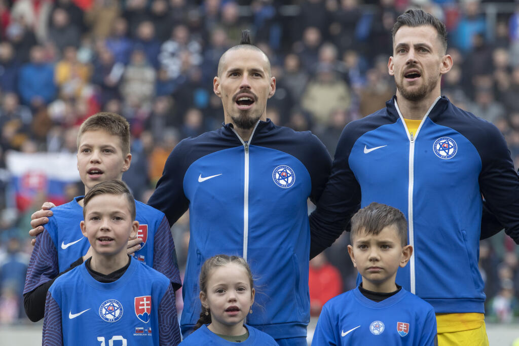 Pri hymne stáli pri Marekovi jeho synovia a dcérka. Ďakoval fanúšikom a spoluhráčom spolu s nimi.