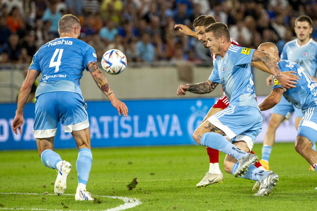 Na Tehelnom poli sa stretol v 3. kole kvalifikácie európskej ligy ŠK Slovan Bratislava a Olympiacos FC. Na snímke je Guram Kashia a Juraj Kucka.