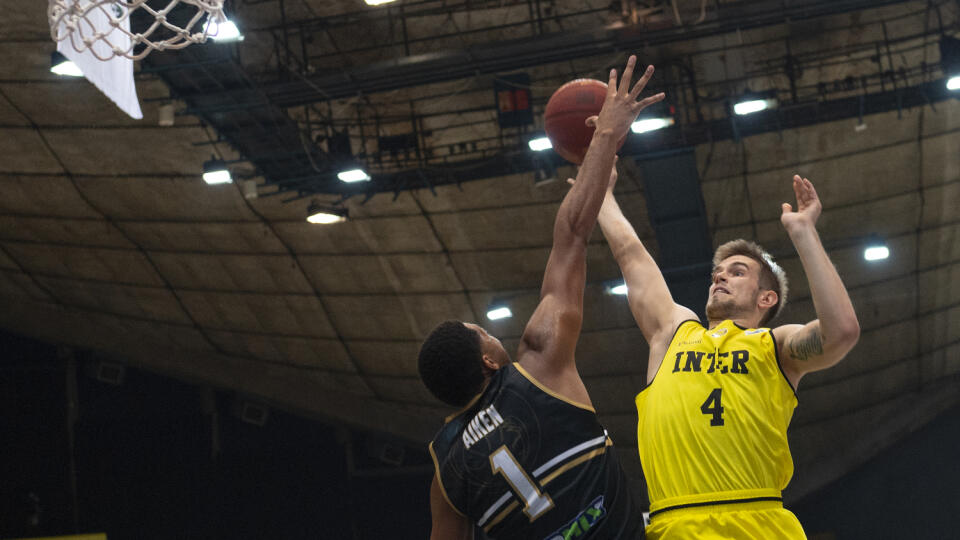 Basketbalisti Interu Bratislava vstúpili víťazne do skupinovej fázy Európskeho pohára FIBA 2019/2020, v úvodnom vystúpení A-skupiny zdolali maďarský Pécs VSK-Veolia 88:87. Ďalšie stretnutie zverencov trénera Aramisa Nagliča je na programe v stredu 30. októbra o 20.00 h., keď sa predstavia na palubovke holandského ZZ Leiden.