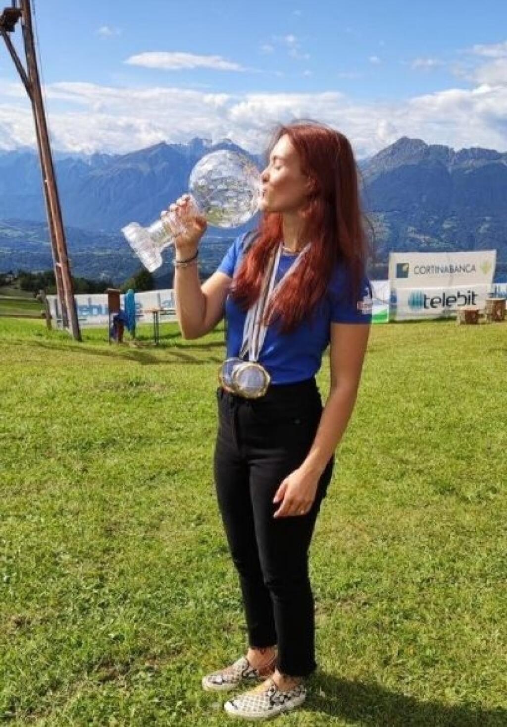 „Vzhľadom na to, že minulý rok sa kvôli pandémii koronavírusu nesúťažilo, absolútne som nevedela, čo môžem očakávať. V prvom rade som chcela dosiahnuť svoje prvé víťazstvo vo Svetovom pohári, no rozhodne som si nemyslela, že sa mi podarí vyhrať veľký glóbus,“ povedala Nikola Fričová v rozhovore pre Šport24.sk.
