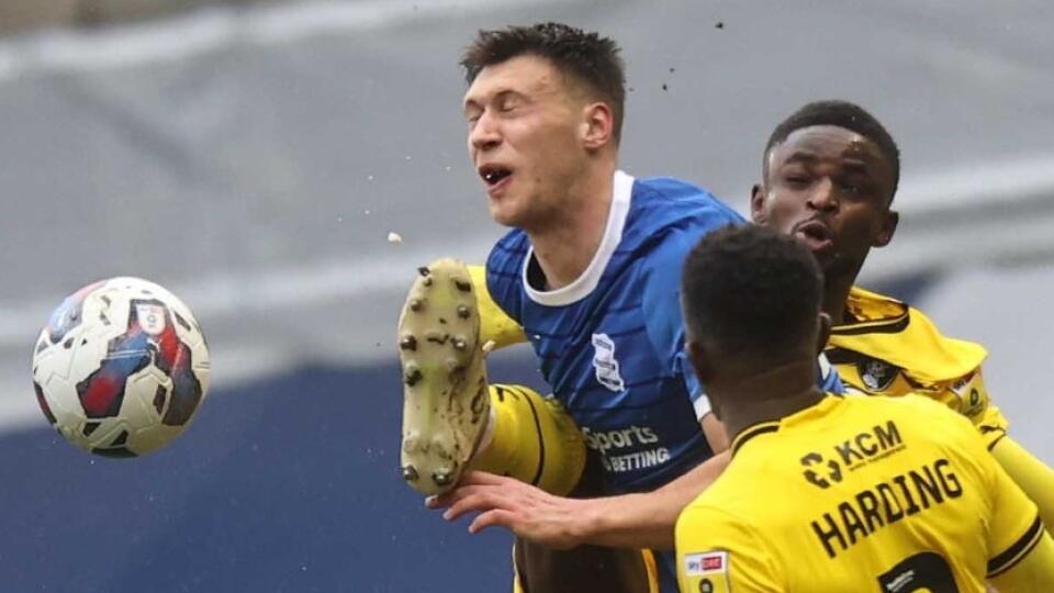 Krystian Bielik prišiel v dueli s Rotherhamom po tomto zákroku o dva predné zuby.