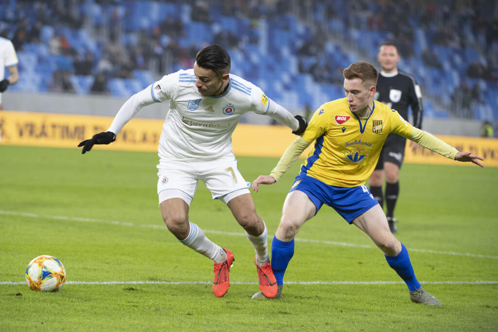 Na snímke vľavo Moha (Slovan) a vpravo Connor Ronan (DAC) v zápase 18. kola Fortuna ligy vo futbale ŠK Slovan Bratislava - FC DAC 1904 Dunajská Streda 7. decembra 2019 v Bratislave. FOTO TASR - Pavel Neubauer
