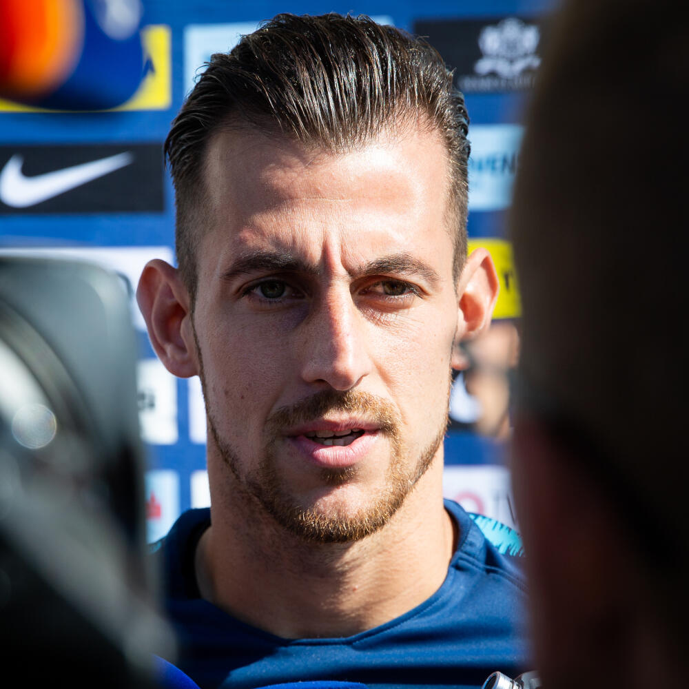 Rozhovory pred tréningom slovenskej futbalovej reprezentácie v Šamoríne. Na snímke Martin Dúbravka.