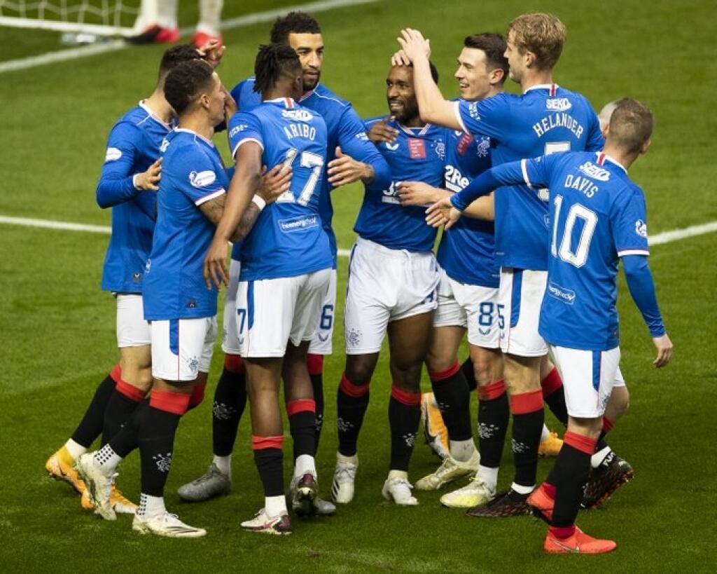 Škótsky futbalový klub Glasgow Rangers suspendoval svojich hráčov Jordana Jonesa a Georgea Edmundsona na porušenie protipandemických opatrení. Obaja futbalisti sa zúčastnili na večierku, čo im interné klubové nariadenia zakazujú.