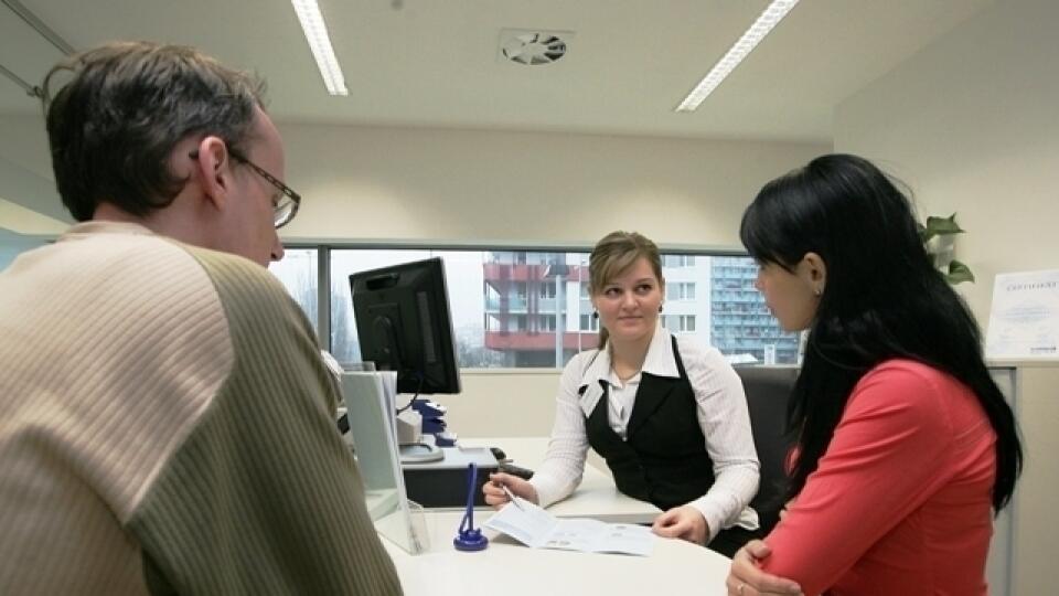 Slováci si berú úvery na splatenie auta aj elektrospotrebičov.