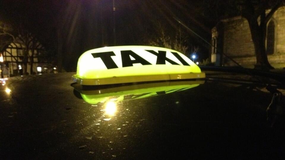 Česká polícia sa obáva, že v Prahe vyčíňa sériový vrah taxikárov.