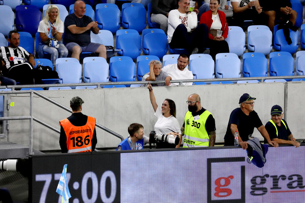 Narušiteľka počas zápasu Slovana s PAOK-om urobila poriadnu šou.
