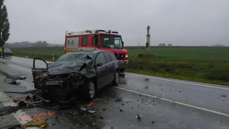 Na mieste zasahuje 6 hasičov a 2 kusy techniky. (ilustračné foto)