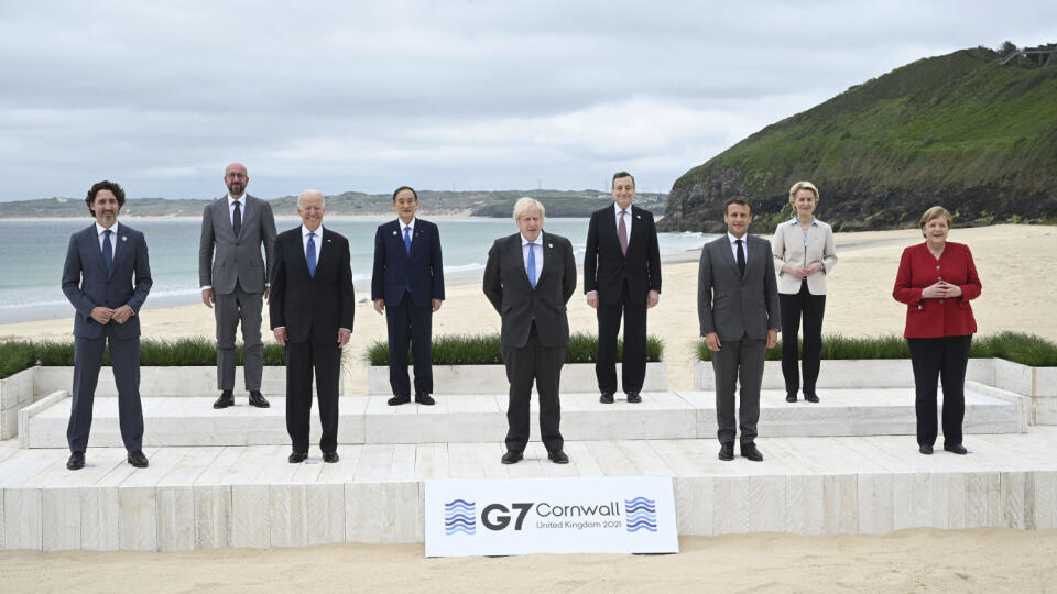 Joe Biden, Boris Johnson lídri G7 spoločná fotografia záliv Carbis Bay, St. Ives