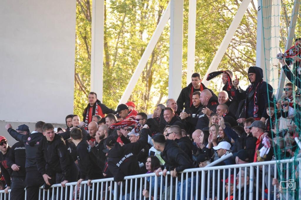 Na Slovensku nebýva zvykom, že sa hráči z našej súťaže ocitnú počas zápasu, ktorý nie sú na súpiske v sektore spoločne s ultras.