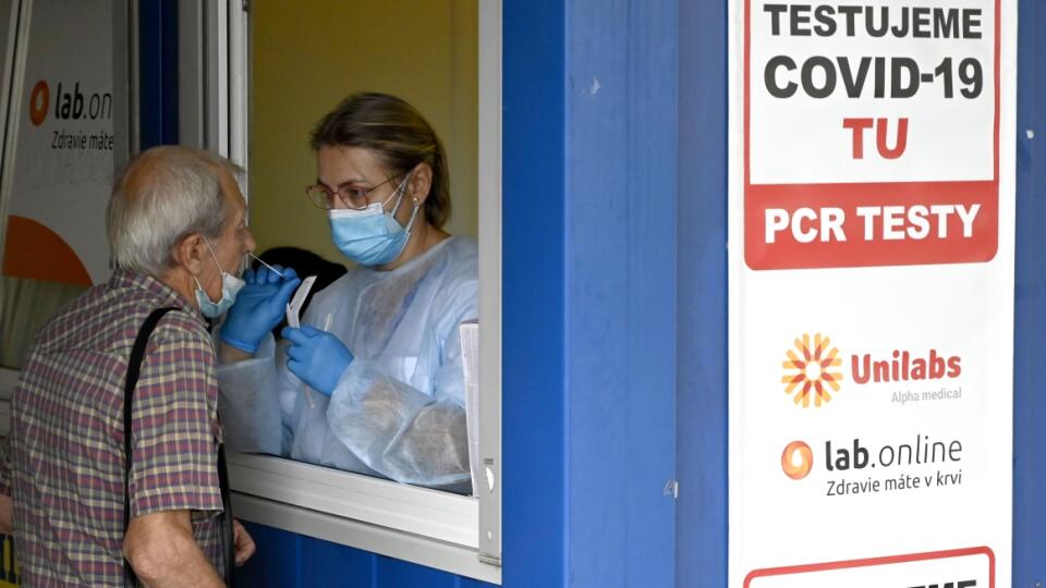 Na snímke testovanie na ochorenie COVID-19 antigénovými testami v mobilnom odberovom mieste (MOM) v areáli nemocnice v Michalovciach 17. augusta 2021. FOTO TASR - Roman Hanc