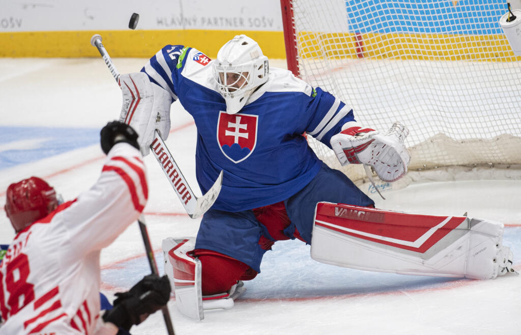 Na snímke vpravo brankár Branislav Konrád (Slovensko) a vpravo Grzegorz Pasiut (Poľsko) počas zápasu D-skupiny olympijskej kvalifikácie na ZOH v Pekingu Slovensko - Poľsko 27. augusta 2021 v Bratislave. FOTO TASR - Martin Baumann