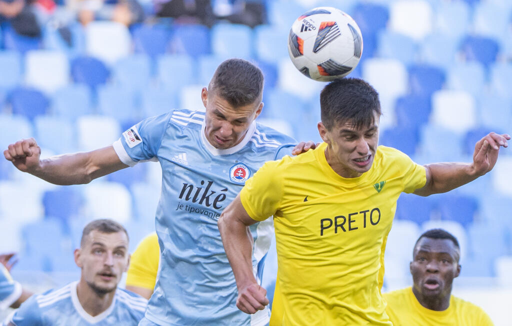 Na snímke vľavo Samuel Mráz (Slovan) a vpravo Enis Fazlagič (Žilina) v zápase 8. kola Fortuna ligy vo futbale ŠK Slovan Bratislava - MŠK Žilina v Bratislave 19. septembra 2021. FOTO TASR - Martin Baumann