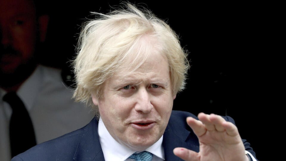 EBE 29 Londýn - Britský premiér Boris Johnson oznámil, že od septembra vznikne nové ministerstvo, ktoré bude mať na starosti všetky zahraničné záležitosti, informovala v utorok na svojej webovej stránke stanica Sky News. Na snímke britský premiér Boris Johnson opúšťa svoje sídlo na Downing Street v Londýne 16. júna 2020. FOTO TASR/AP
Britain's Prime Minister Boris Johnson leaves 10 Downing Street, in London, Tuesday June 16, 2020. Johnson has made an abrupt about-face and agreed to keep funding
