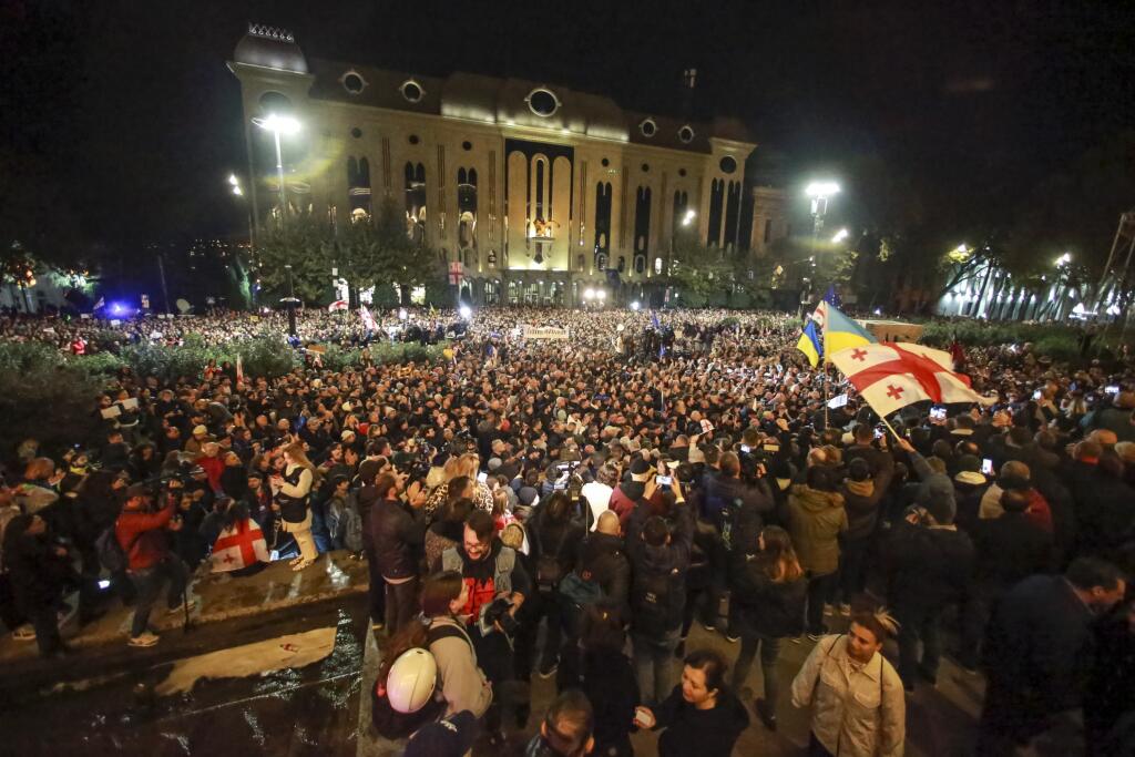 KK37 Tbilisi - Demonštranti mávajú gruzínskymi a ukrajinskými vlajkami pred gruzínskom parlamentom počas opozičného protestu proti výsledkom parlamentných volieb v gruzínskom Tbilisi  v pondelok 28. októbra 2024.  V Gruzínsku sa v sobotu konali parlamentné voľby, v ktorých sa o priazeň voličov uchádzalo 18 politických strán vrátane vládnucej strany Gruzínsky sen - Demokratické Gruzínsko, ktorá je pri moci už 12 rokov. Podľa najnovších údajov ústrednej volebnej komisie si vládnuca strana zabezpeč