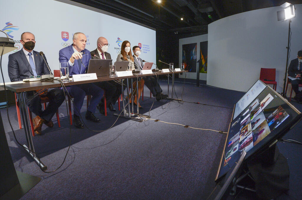 Na snímke zľava prezident Slovenského olympijského a športového výboru (SOŠV) Anton Siekel, vedúci výpravy na XIV. zimných olympijských hrách v Pekingu 2022 Roman Buček, generálny sekretár SOŠV Jozef Liba, viceprezidentka SOŠV Danka Barteková a veľvyslanec Číny na Slovensku Sun Lijie počas online 61. Valného zhromaždenia SOŠV.