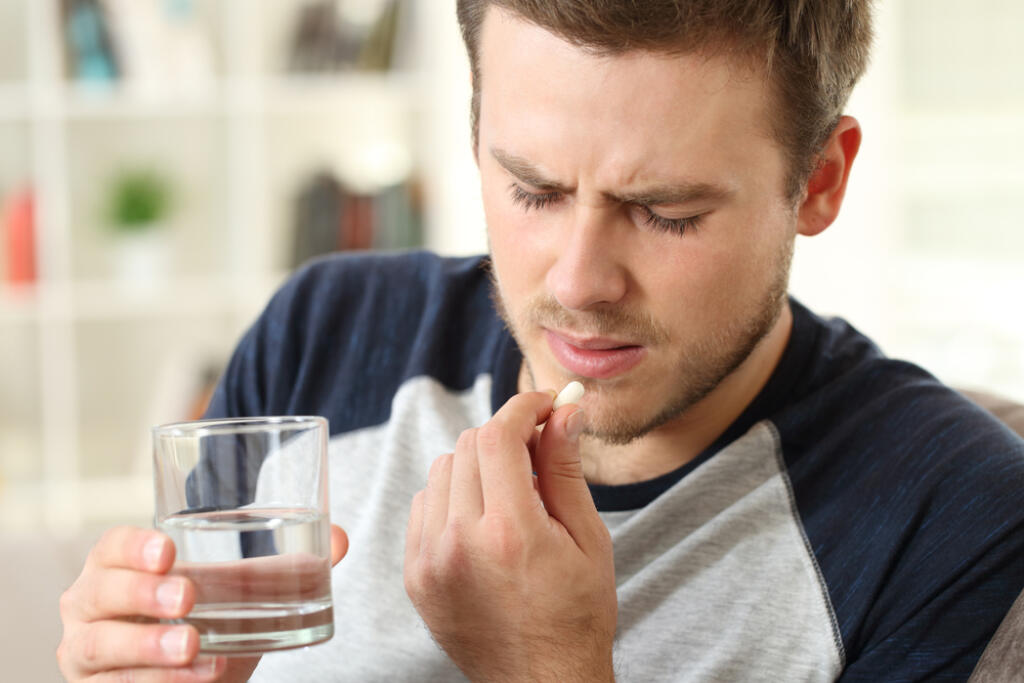Infekcie a vírusy
K cirhóze pečene vedú aj infekcie a vírusy. Najčastejšie je to hepatitída typu B a C, ale aj autoimunitné hepatitídy. Takisto zápaly pečene, na ktoré sú viac náchylné ženy, môžu vyústiť až do cirhózy. Pečeň poškodzujú aj vrodené choroby ako hematochromatóza, nadmerné ukladanie železa do pečene, Wilsonova choroba, choroba z nadmerného ukladania medi.